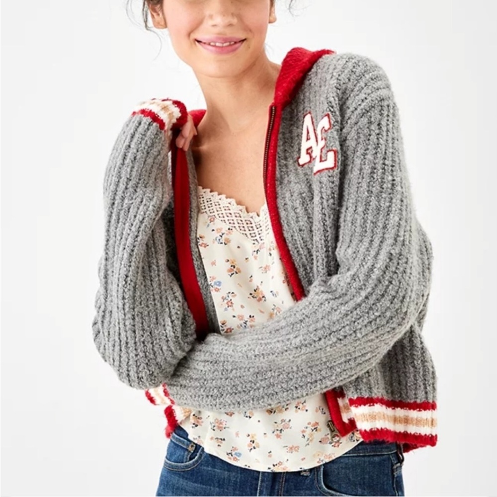 AMERICAN EAGLE CROPPED LETTER SWEATER. WOMEN’S SIZE MEDIUM